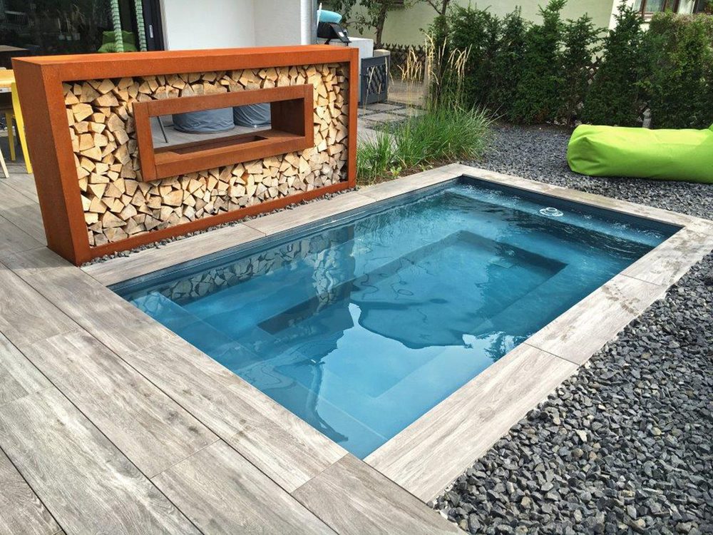 Pool mit Holzterrasse