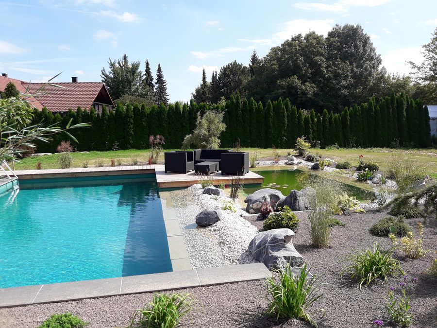 Referenzpool mit Holzterrasse